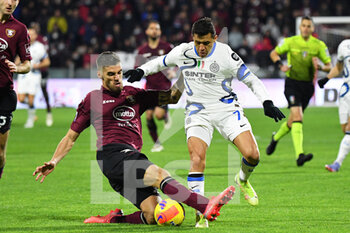 2021-12-17 - Salernitana's defender Luka Bogdan compete for the ball with Inter Milan's forward Alexis Sánchez  - US SALERNITANA VS INTER - FC INTERNAZIONALE - ITALIAN SERIE A - SOCCER