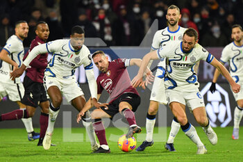 2021-12-17 - Salernitana's forward Franck Ribery compete for the ball with Inter Milan's defender Denzel Dumfries and Inter Milan's defender Stefan de Vrij  - US SALERNITANA VS INTER - FC INTERNAZIONALE - ITALIAN SERIE A - SOCCER