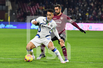 2021-12-17 - Inter Milan's forward Lautaro Martínez in action against Salernitana's midfielder Andrea Schiavone  - US SALERNITANA VS INTER - FC INTERNAZIONALE - ITALIAN SERIE A - SOCCER