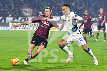 2021-12-17 - Inter Milan's forward Lautaro Martínez in action against Salernitana's defender Norbert Gyomber  - US SALERNITANA VS INTER - FC INTERNAZIONALE - ITALIAN SERIE A - SOCCER