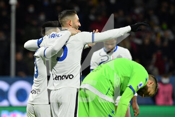 2021-12-17 - Inter Milan's midfielder Roberto Gagliardini celebrates with teammates after scoring the 0-5 goal  - US SALERNITANA VS INTER - FC INTERNAZIONALE - ITALIAN SERIE A - SOCCER