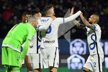 2021-12-17 - Inter Milan's midfielder Roberto Gagliardini celebrates with teammates after scoring the 0-5 goal  - US SALERNITANA VS INTER - FC INTERNAZIONALE - ITALIAN SERIE A - SOCCER