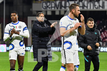 2021-12-17 - Inter Milan's head coach Simone Inzaghi celebrates with teammates at the end of the match - US SALERNITANA VS INTER - FC INTERNAZIONALE - ITALIAN SERIE A - SOCCER