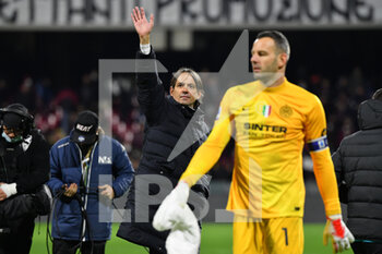 2021-12-17 - Inter Milan's head coach Simone Inzaghi greets and thanks the fans at the end of the match - US SALERNITANA VS INTER - FC INTERNAZIONALE - ITALIAN SERIE A - SOCCER