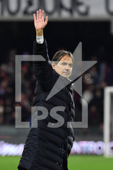 2021-12-17 - Inter Milan's head coach Simone Inzaghi greets and thanks the fans at the end of the match - US SALERNITANA VS INTER - FC INTERNAZIONALE - ITALIAN SERIE A - SOCCER
