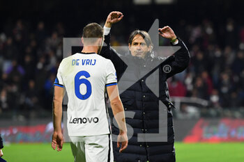 2021-12-17 - Inter Milan's head coach Simone Inzaghi greets Inter Milan's defender Stefan de Vrij at the end of the match - US SALERNITANA VS INTER - FC INTERNAZIONALE - ITALIAN SERIE A - SOCCER
