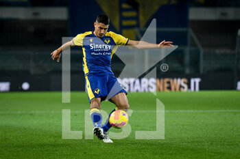 2021-12-22 - Verona's Davide Faraoni in action - HELLAS VERONA FC VS ACF FIORENTINA - ITALIAN SERIE A - SOCCER