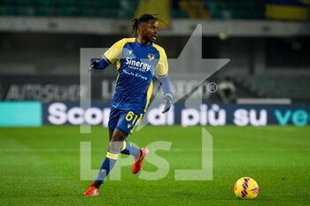 2021-12-22 - Verona's Adrien Tamèze in action - HELLAS VERONA FC VS ACF FIORENTINA - ITALIAN SERIE A - SOCCER
