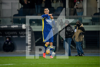 2021-12-22 - Verona's Kevin Lasagna celebrates after scoring a goal 1-0 - HELLAS VERONA FC VS ACF FIORENTINA - ITALIAN SERIE A - SOCCER