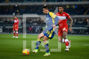 2021-12-22 - Verona's Giovanni Simeoni in action - HELLAS VERONA FC VS ACF FIORENTINA - ITALIAN SERIE A - SOCCER