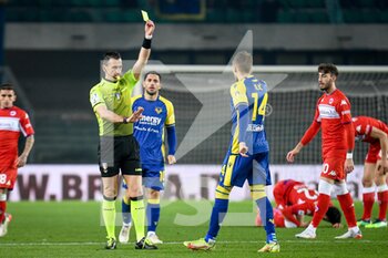 2021-12-22 - The referee of the match Daniele Doveri shows yellow card to Verona's Ivan Ilic - HELLAS VERONA FC VS ACF FIORENTINA - ITALIAN SERIE A - SOCCER