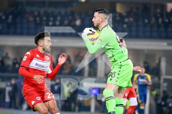 2021-12-22 - Verona's Lorenzo Montipò saves a goal from Fiorentina's Nicolas Gonzalez - HELLAS VERONA FC VS ACF FIORENTINA - ITALIAN SERIE A - SOCCER