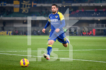 2021-12-22 - Verona's Giancluca Caprari in action - HELLAS VERONA FC VS ACF FIORENTINA - ITALIAN SERIE A - SOCCER