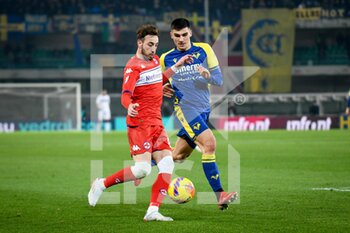 2021-12-22 - Fiorentina's Gaetano Castrovilli hindered by Verona's Bosko Sutalo - HELLAS VERONA FC VS ACF FIORENTINA - ITALIAN SERIE A - SOCCER