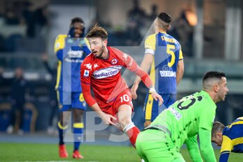 2021-12-22 - Verona's Giancluca Caprari celebrates after scoring a goal 1-1 - HELLAS VERONA FC VS ACF FIORENTINA - ITALIAN SERIE A - SOCCER