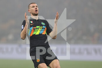 2021-12-22 - Edin Dzeko of FC Internazionale reacts during the Serie A 2021/22 football match between FC Internazionale and Torino FC at Giuseppe Meazza Stadium, Milan, Italy on December 22, 2021 - INTER - FC INTERNAZIONALE VS TORINO FC - ITALIAN SERIE A - SOCCER