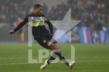 2021-12-22 - Denzel Dumfries of FC Internazionale scores a goal during the Serie A 2021/22 football match between FC Internazionale and Torino FC at Giuseppe Meazza Stadium, Milan, Italy on December 22, 2021 - INTER - FC INTERNAZIONALE VS TORINO FC - ITALIAN SERIE A - SOCCER