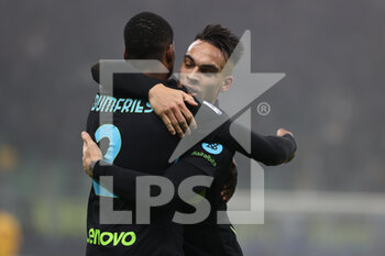 2021-12-22 - Lautaro Martinez of FC Internazionale and Denzel Dumfries of FC Internazionale celebrate with his teammates after scoring a goal during the Serie A 2021/22 football match between FC Internazionale and Torino FC at Giuseppe Meazza Stadium, Milan, Italy on December 22, 2021 - INTER - FC INTERNAZIONALE VS TORINO FC - ITALIAN SERIE A - SOCCER