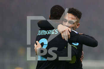 2021-12-22 - Denzel Dumfries of FC Internazionale celebrates with his teammates after scoring a goal with Lautaro Martinez of FC Internazionale during the Serie A 2021/22 football match between FC Internazionale and Torino FC at Giuseppe Meazza Stadium, Milan, Italy on December 22, 2021 - INTER - FC INTERNAZIONALE VS TORINO FC - ITALIAN SERIE A - SOCCER
