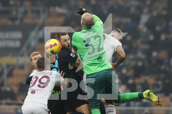 2021-12-22 - Stefan de Vrij of FC Internazionale in action during the Serie A 2021/22 football match between FC Internazionale and Torino FC at Giuseppe Meazza Stadium, Milan, Italy on December 22, 2021 - INTER - FC INTERNAZIONALE VS TORINO FC - ITALIAN SERIE A - SOCCER