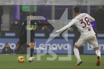2021-12-22 - Alexis Sanchez of FC Internazionale in action during the Serie A 2021/22 football match between FC Internazionale and Torino FC at Giuseppe Meazza Stadium, Milan, Italy on December 22, 2021 - INTER - FC INTERNAZIONALE VS TORINO FC - ITALIAN SERIE A - SOCCER