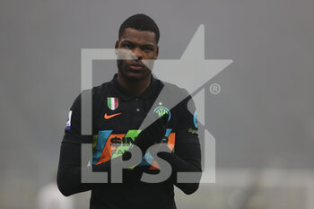2021-12-22 - Denzel Dumfries of FC Internazionale greets the fans during the Serie A 2021/22 football match between FC Internazionale and Torino FC at Giuseppe Meazza Stadium, Milan, Italy on December 22, 2021 - INTER - FC INTERNAZIONALE VS TORINO FC - ITALIAN SERIE A - SOCCER