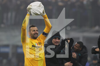 2021-12-22 - Samir Handanovic of FC Internazionale celebrates the victory at the end of the match during the Serie A 2021/22 football match between FC Internazionale and Torino FC at Giuseppe Meazza Stadium, Milan, Italy on December 22, 2021 - INTER - FC INTERNAZIONALE VS TORINO FC - ITALIAN SERIE A - SOCCER
