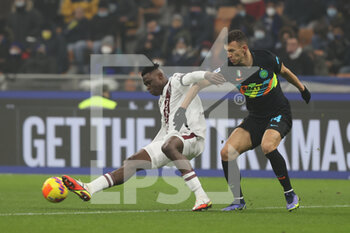 2021-12-22 - Wilfried Stephane Singo of Torino FC fights for the ball against Ivan Perisic of FC Internazionale during the Serie A 2021/22 football match between FC Internazionale and Torino FC at Giuseppe Meazza Stadium, Milan, Italy on December 22, 2021 - INTER - FC INTERNAZIONALE VS TORINO FC - ITALIAN SERIE A - SOCCER
