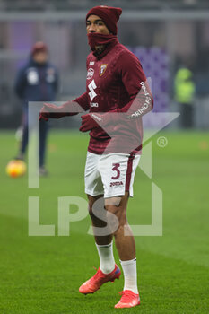 2021-12-22 - Gleison Bremer of Torino FC warms up during the Serie A 2021/22 football match between FC Internazionale and Torino FC at Giuseppe Meazza Stadium, Milan, Italy on December 22, 2021 - INTER - FC INTERNAZIONALE VS TORINO FC - ITALIAN SERIE A - SOCCER