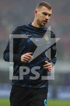 2021-12-22 - Edin Dzeko of FC Internazionale warms up during the Serie A 2021/22 football match between FC Internazionale and Torino FC at Giuseppe Meazza Stadium, Milan, Italy on December 22, 2021 - INTER - FC INTERNAZIONALE VS TORINO FC - ITALIAN SERIE A - SOCCER