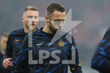 2021-12-22 - Stefan de Vrij of FC Internazionale warms up during the Serie A 2021/22 football match between FC Internazionale and Torino FC at Giuseppe Meazza Stadium, Milan, Italy on December 22, 2021 - INTER - FC INTERNAZIONALE VS TORINO FC - ITALIAN SERIE A - SOCCER