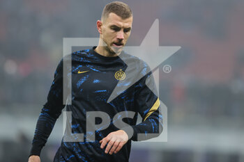 2021-12-22 - Edin Dzeko of FC Internazionale warms up during the Serie A 2021/22 football match between FC Internazionale and Torino FC at Giuseppe Meazza Stadium, Milan, Italy on December 22, 2021 - INTER - FC INTERNAZIONALE VS TORINO FC - ITALIAN SERIE A - SOCCER