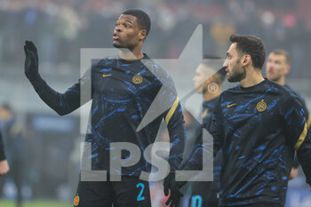 2021-12-22 - Denzel Dumfries of FC Internazionale warms up during the Serie A 2021/22 football match between FC Internazionale and Torino FC at Giuseppe Meazza Stadium, Milan, Italy on December 22, 2021 - INTER - FC INTERNAZIONALE VS TORINO FC - ITALIAN SERIE A - SOCCER