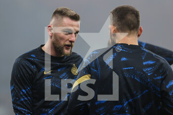 2021-12-22 - Milan Skriniar of FC Internazionale warms up during the Serie A 2021/22 football match between FC Internazionale and Torino FC at Giuseppe Meazza Stadium, Milan, Italy on December 22, 2021 - INTER - FC INTERNAZIONALE VS TORINO FC - ITALIAN SERIE A - SOCCER