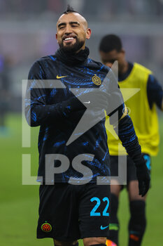 2021-12-22 - Arturo Vidal of FC Internazionale warms up during the Serie A 2021/22 football match between FC Internazionale and Torino FC at Giuseppe Meazza Stadium, Milan, Italy on December 22, 2021 - INTER - FC INTERNAZIONALE VS TORINO FC - ITALIAN SERIE A - SOCCER