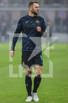 2021-12-22 - Stefan de Vrij of FC Internazionale warms up during the Serie A 2021/22 football match between FC Internazionale and Torino FC at Giuseppe Meazza Stadium, Milan, Italy on December 22, 2021 - INTER - FC INTERNAZIONALE VS TORINO FC - ITALIAN SERIE A - SOCCER
