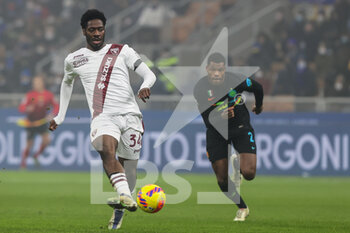 2021-12-22 - Ola Aina of Torino FC in action during the Serie A 2021/22 football match between FC Internazionale and Torino FC at Giuseppe Meazza Stadium, Milan, Italy on December 22, 2021 - INTER - FC INTERNAZIONALE VS TORINO FC - ITALIAN SERIE A - SOCCER
