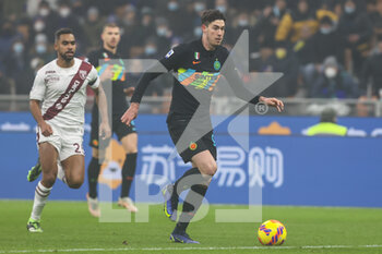 2021-12-22 - Alessandro Bastoni of FC Internazionale in action during the Serie A 2021/22 football match between FC Internazionale and Torino FC at Giuseppe Meazza Stadium, Milan, Italy on December 22, 2021 - INTER - FC INTERNAZIONALE VS TORINO FC - ITALIAN SERIE A - SOCCER