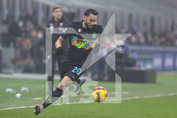 2021-12-22 - Hakan Calhanoglu of FC Internazionale in action during the Serie A 2021/22 football match between FC Internazionale and Torino FC at Giuseppe Meazza Stadium, Milan, Italy on December 22, 2021 - INTER - FC INTERNAZIONALE VS TORINO FC - ITALIAN SERIE A - SOCCER