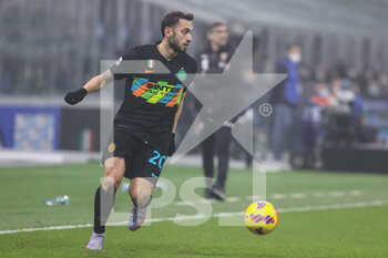 2021-12-22 - Hakan Calhanoglu of FC Internazionale in action during the Serie A 2021/22 football match between FC Internazionale and Torino FC at Giuseppe Meazza Stadium, Milan, Italy on December 22, 2021 - INTER - FC INTERNAZIONALE VS TORINO FC - ITALIAN SERIE A - SOCCER