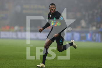 2021-12-22 - Denzel Dumfries of FC Internazionale celebrates after scoring a goal during the Serie A 2021/22 football match between FC Internazionale and Torino FC at Giuseppe Meazza Stadium, Milan, Italy on December 22, 2021 - INTER - FC INTERNAZIONALE VS TORINO FC - ITALIAN SERIE A - SOCCER