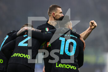 2021-12-22 - Denzel Dumfries of FC Internazionale celebrates with his teammates after scoring a goal during the Serie A 2021/22 football match between FC Internazionale and Torino FC at Giuseppe Meazza Stadium, Milan, Italy on December 22, 2021 - INTER - FC INTERNAZIONALE VS TORINO FC - ITALIAN SERIE A - SOCCER