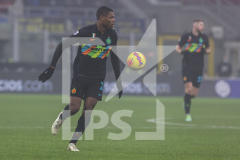 2021-12-22 - Denzel Dumfries of FC Internazionale in action during the Serie A 2021/22 football match between FC Internazionale and Torino FC at Giuseppe Meazza Stadium, Milan, Italy on December 22, 2021 - INTER - FC INTERNAZIONALE VS TORINO FC - ITALIAN SERIE A - SOCCER