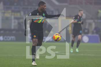 2021-12-22 - Denzel Dumfries of FC Internazionale in action during the Serie A 2021/22 football match between FC Internazionale and Torino FC at Giuseppe Meazza Stadium, Milan, Italy on December 22, 2021 - INTER - FC INTERNAZIONALE VS TORINO FC - ITALIAN SERIE A - SOCCER