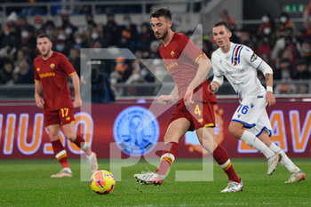 2021-12-22 - Bryan Cristante (AS Roma) during the  Italian Football Championship League A 2021/2022 match between AS Roma vs UC Sampdoria at the Olimpic Stadium in Rome  on 22 December 2021. - AS ROMA VS UC SAMPDORIA - ITALIAN SERIE A - SOCCER