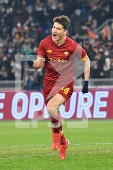 2021-12-22 - Eldor Shomurodov (AS Roma) celebrates after scoring the goal 1-0 during the Italian Football Championship League A 2021/2022 match between AS Roma vs UC Sampdoria at the Olimpic Stadium in Rome  on 22 December 2021. - AS ROMA VS UC SAMPDORIA - ITALIAN SERIE A - SOCCER