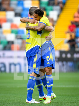 2021-08-22 - Danilo (Juventus) hugs Leonardo Bonucci (Juventus) before the match begins - UDINESE CALCIO VS JUVENTUS FC - ITALIAN SERIE A - SOCCER