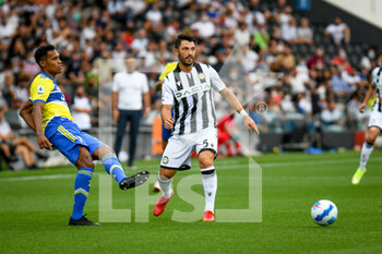 2021-08-22 - Alex Sandro (Juventus) in action against Tolgay Arslan (Udinese) - UDINESE CALCIO VS JUVENTUS FC - ITALIAN SERIE A - SOCCER
