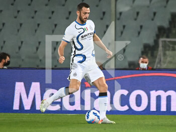 2021-09-21 - Brozovic Marcelo (Inter) carries the ball - ACF FIORENTINA VS INTER - FC INTERNAZIONALE - ITALIAN SERIE A - SOCCER