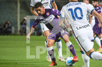 2021-09-21 - Torreira Lucas (Fiorentina) carries the ball - ACF FIORENTINA VS INTER - FC INTERNAZIONALE - ITALIAN SERIE A - SOCCER